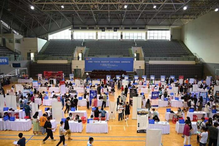 昆明伴游學院舉辦“千校萬崗就業商務伴游”畢業生雙選會