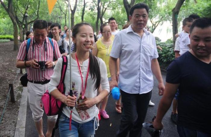 花100元找一位泰國姑娘做私人導游，游客表示很開心