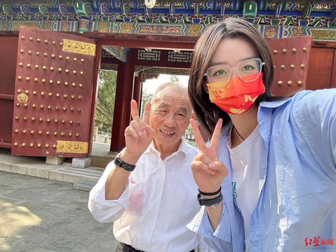 四川女孩辭職帶84歲爺爺導(dǎo)游中國