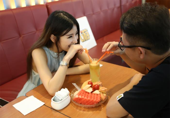 大學生做“私人導游”，導游費只要一頓飯