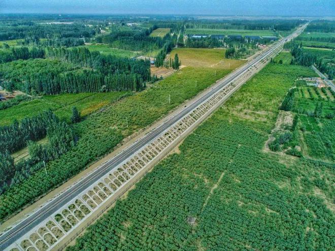 南疆環線鐵路，是如何環繞我國最大沙漠的？