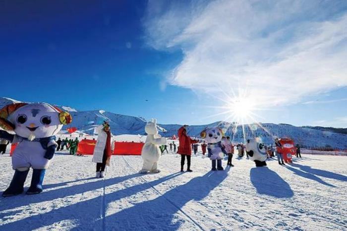 阿勒泰乘坐直升機觀光滑雪攻略