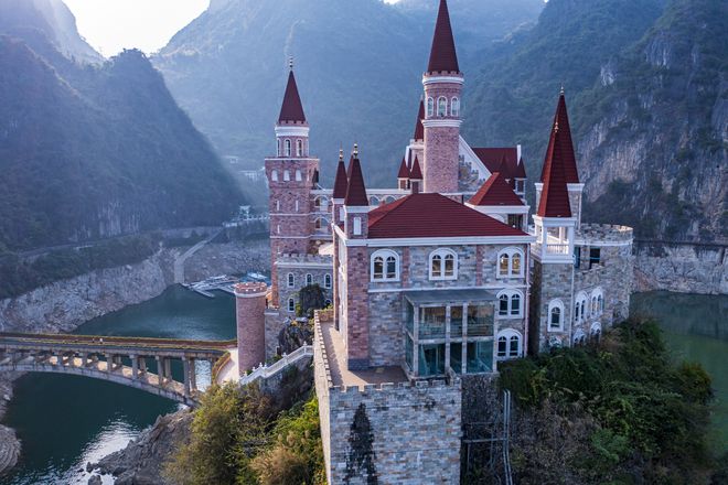 貴州富豪耗資2.4億，在湖中孤島上建了座神秘城堡，號稱中國唯一