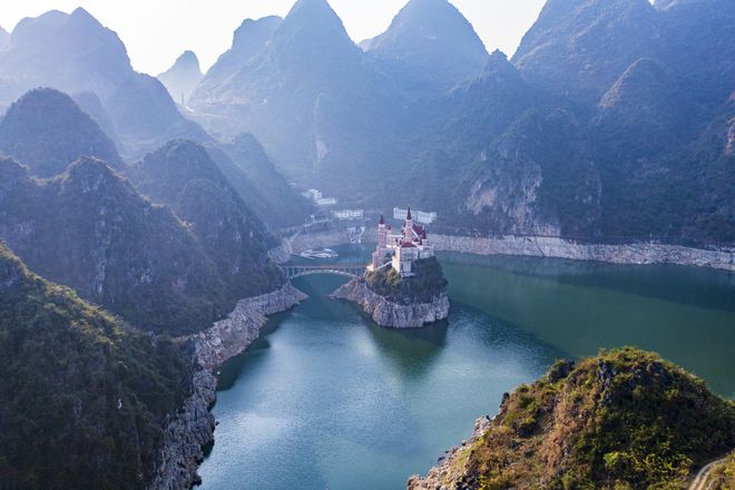 貴州富豪耗資2.4億，在湖中孤島上建了座神秘城堡，號稱中國唯一