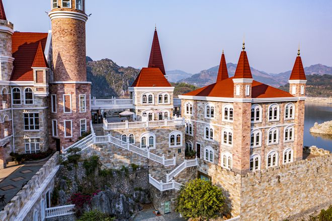 貴州富豪耗資2.4億，在湖中孤島上建了座神秘城堡，號稱中國唯一