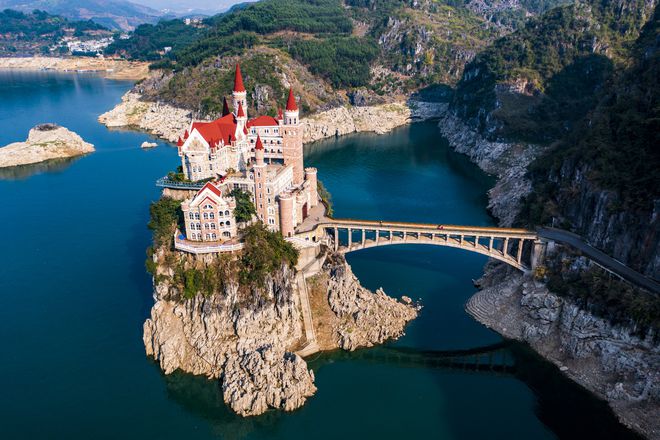 貴州富豪耗資2.4億，在湖中孤島上建了座神秘城堡，號稱中國唯一