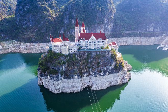 貴州富豪耗資2.4億，在湖中孤島上建了座神秘城堡，號稱中國唯一