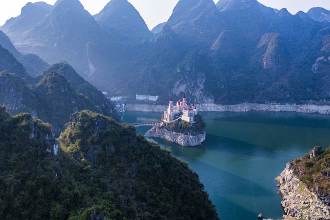 貴州富豪耗資2.4億，在湖中孤島上建了座神秘城堡，號稱中國唯一