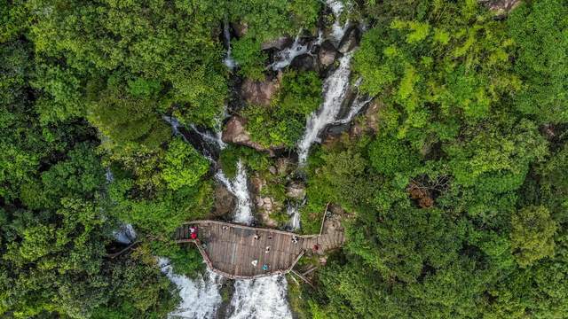 中國落差最大的瀑布，負離子含量極高，位列廣東景區天然氧吧之首