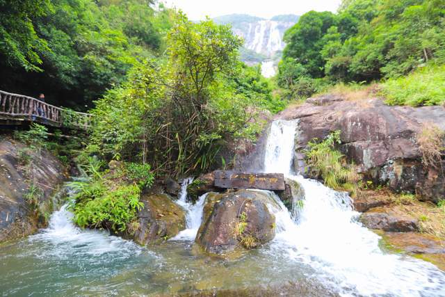 中國落差最大的瀑布，負離子含量極高，位列廣東景區天然氧吧之首