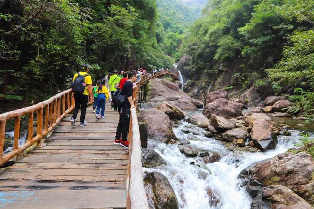 中國落差最大的瀑布，負離子含量極高，位列廣東景區天然氧吧之首