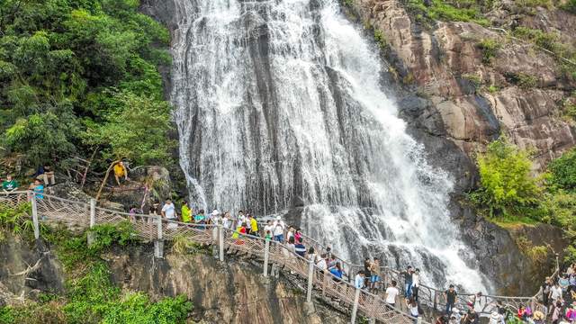 中國落差最大的瀑布，負離子含量極高，位列廣東景區天然氧吧之首