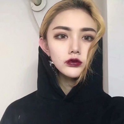 保山女伴游迷人車模鍾離尋