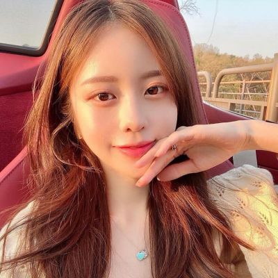 蘭溪結(jié)女伴旅游少女越迎南